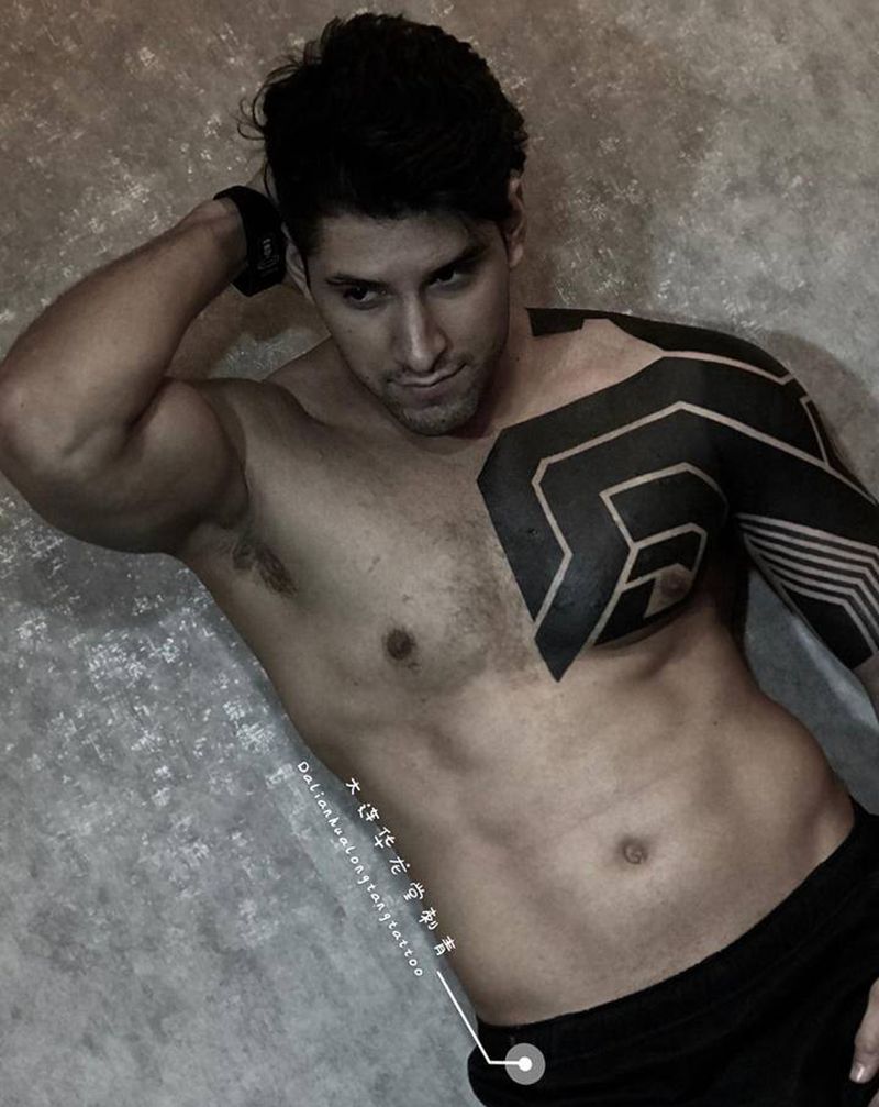 大连华龙堂刺青纹身图片_肩部手臂几何纹身图案