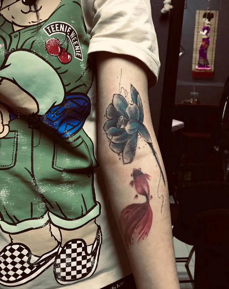 水墨风金鱼纹身图片_手臂水墨水彩金鱼水墨中国风纹身图案