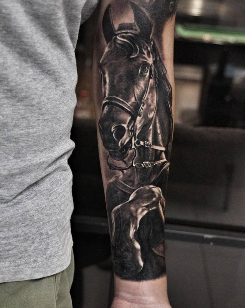 西风烈马纹身图片_手臂欧美写实纹身图案