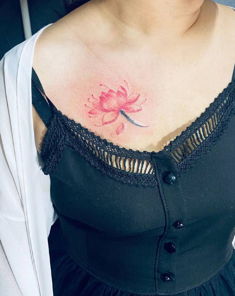 荷花纹身图片_胸部水墨水彩荷花花纹身图案