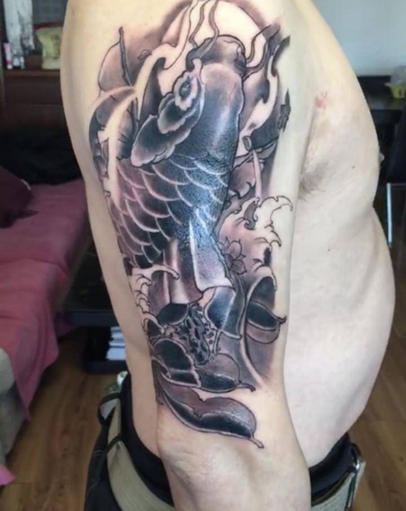 黑鲤鱼纹身图片_手臂老传统新传统鱼纹身图案