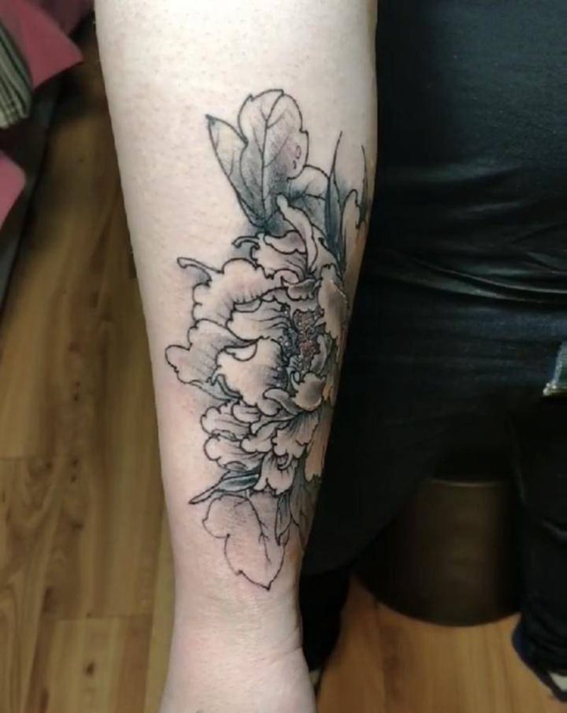 小臂牡丹纹身图片_手臂新传统牡丹纹身图案