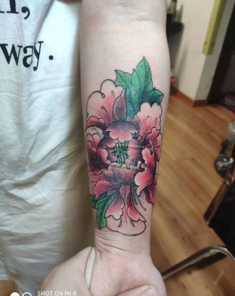 牡丹遮盖疤痕纹身图片_手部新传统水彩花纹身图案
