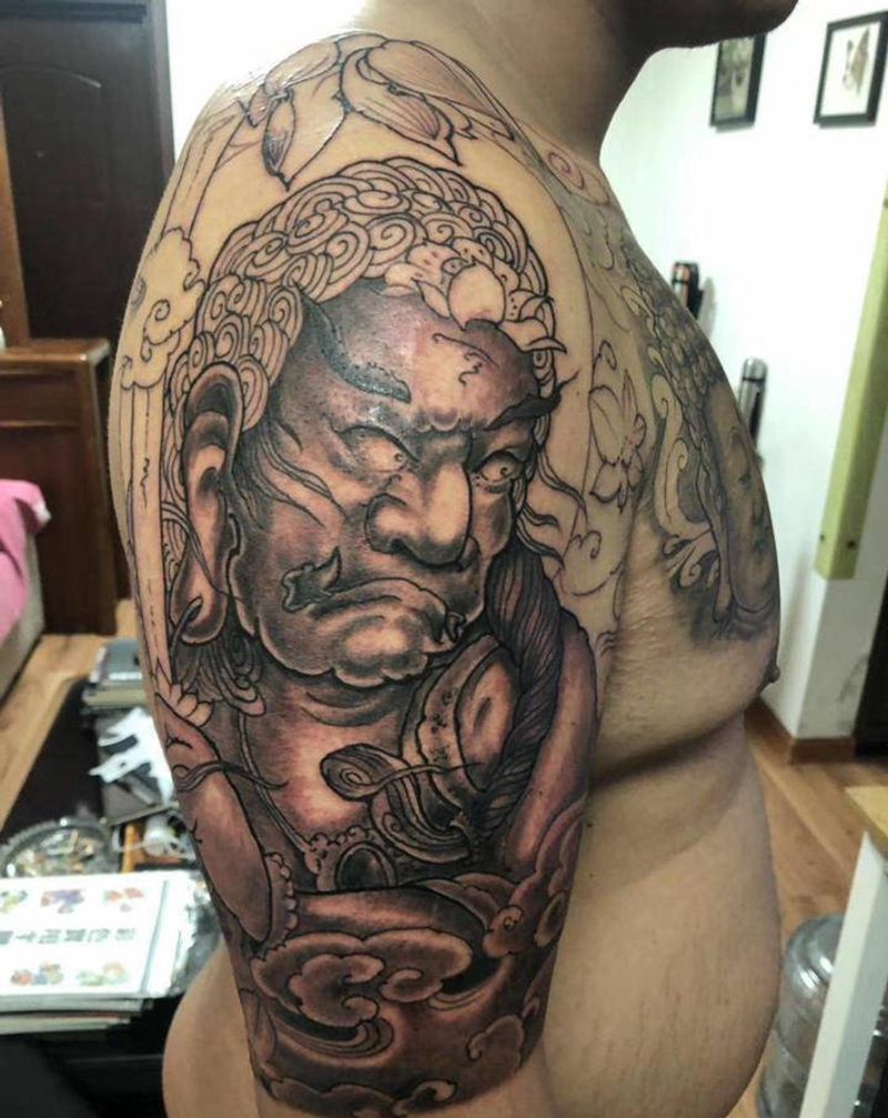 不动明王像纹身图片_手臂新传统明王纹身图案