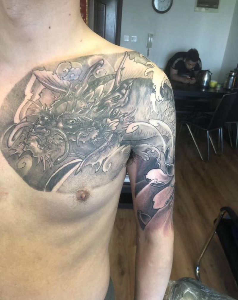 鳌鱼半甲遮盖旧纹身纹身图片_手臂胸部新传统鳌鱼纹身图案