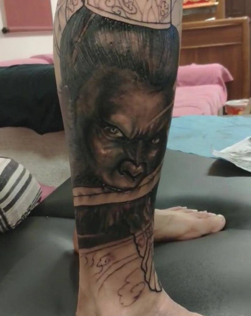 大圣纹身图片_腿部新传统大圣纹身图案