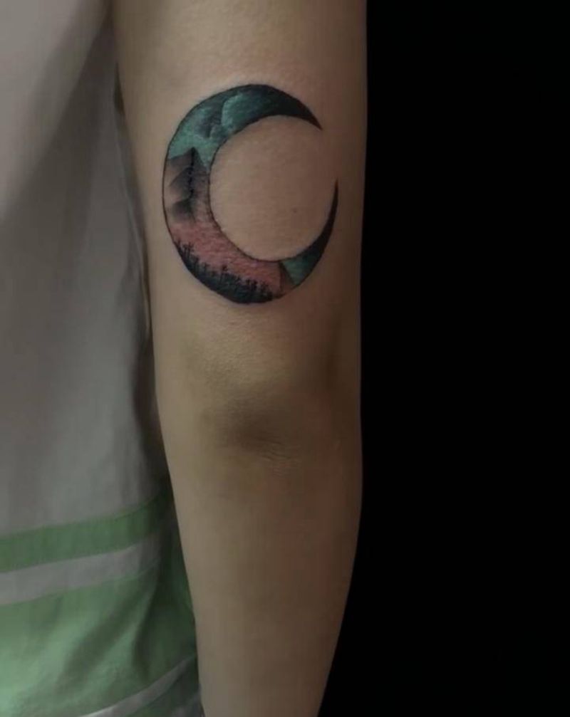 小清新纹身图片_手部水彩月亮纹身图案