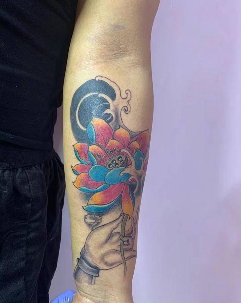 荷花遮盖纹身图片_手臂新传统荷花纹身图案