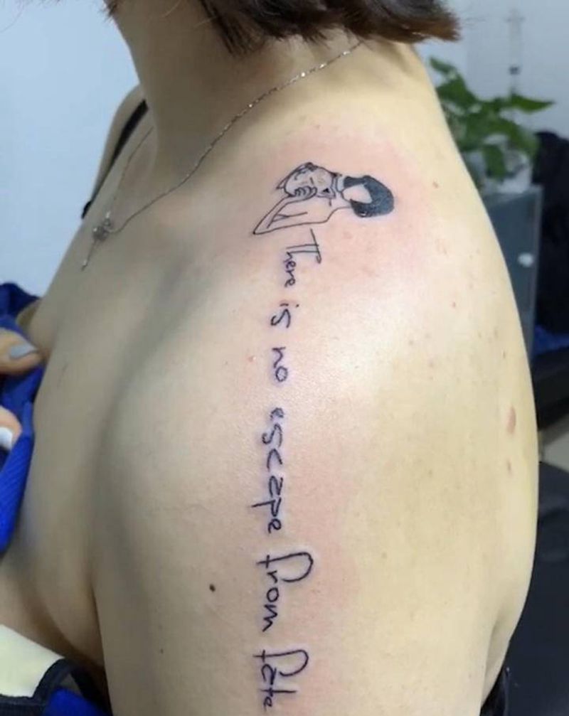 小清新纹身图片_肩部花体字小清新纹身图案