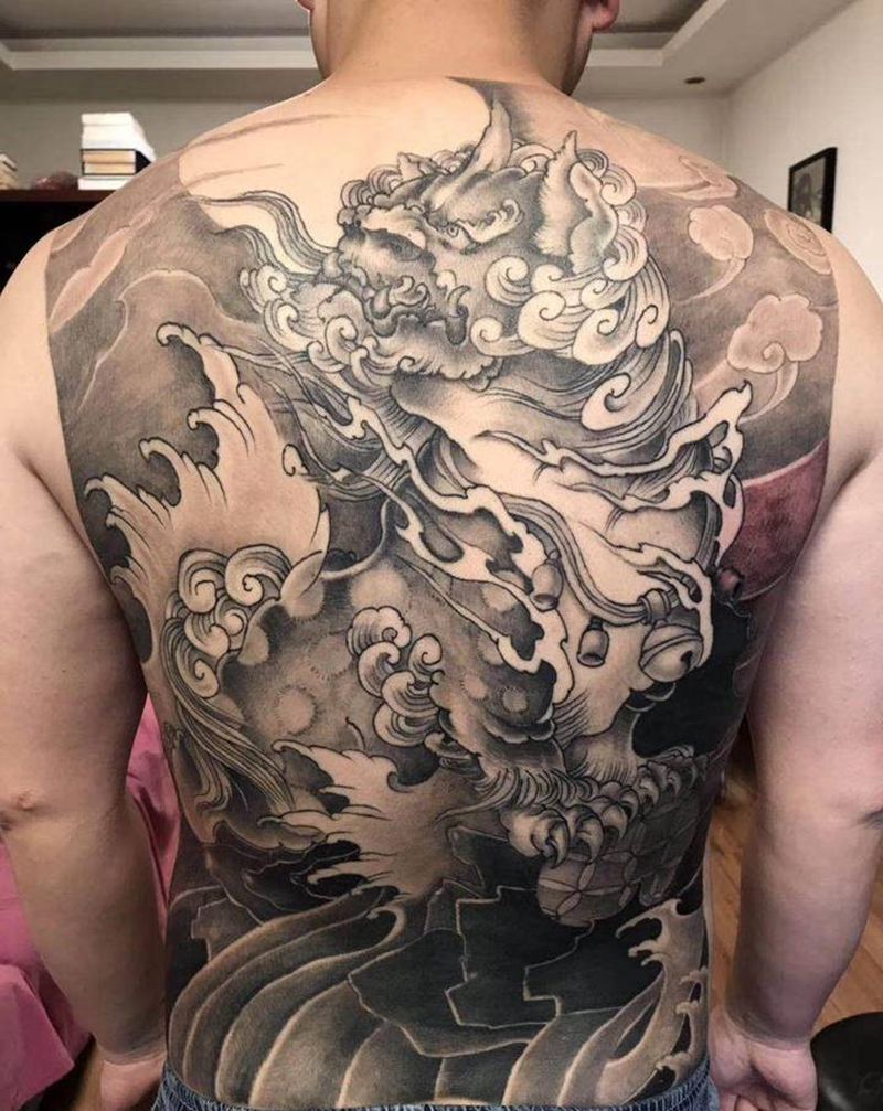 满背唐狮纹身图片_背部新传统老传统唐狮纹身图案