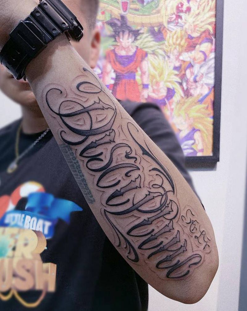 《自律》纹身图片_手臂花体字纹身图案