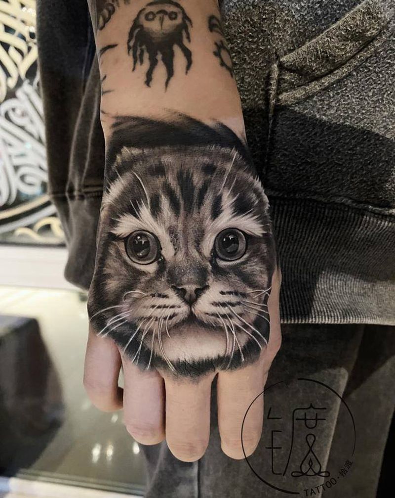 猫宠纹身图片_手部欧美写实纹身图案