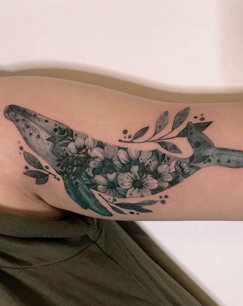 覆盖遮盖鲸鱼花青花瓷纹身图片_手臂腰部水墨水彩覆盖鲸鱼小清新纹身图案