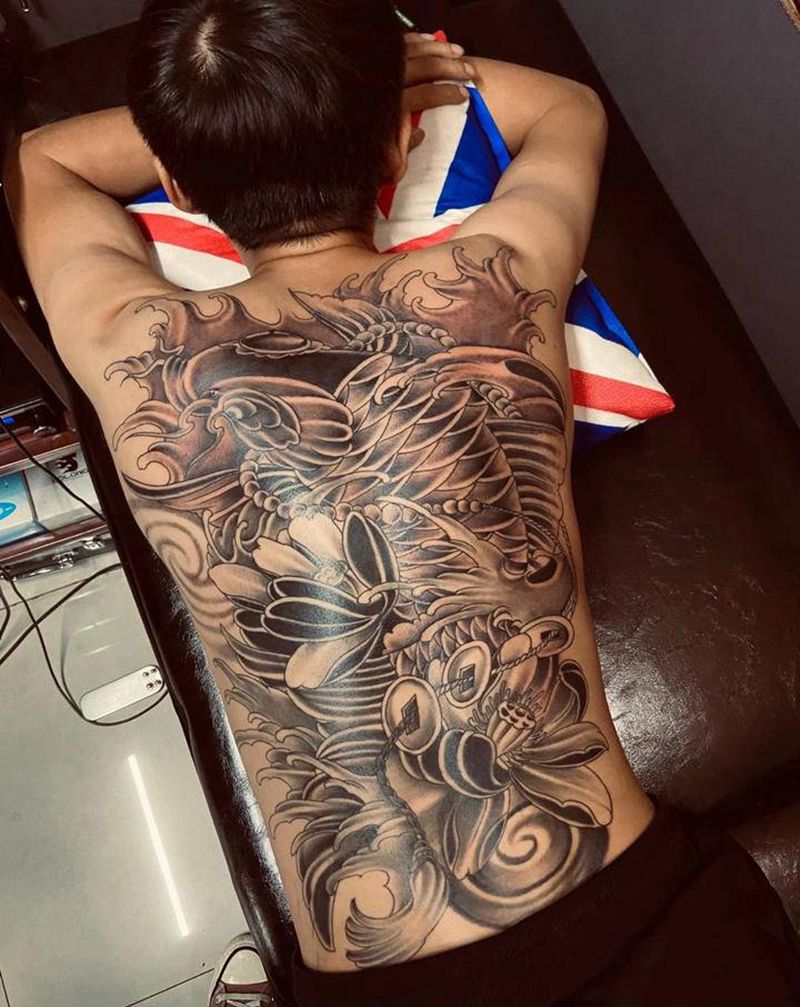 满背鲤鱼纹身图片_背部腰部新传统满背鲤鱼荷花鲤鱼纹身图案