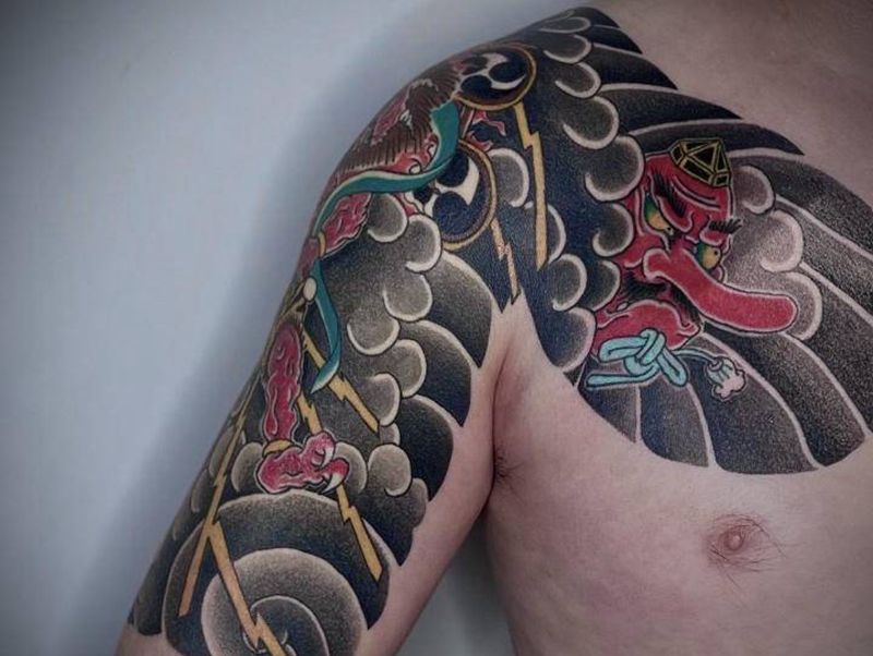 圆针老传统半胛纹身图片_胸部手臂老传统雷神 天狗纹身图案