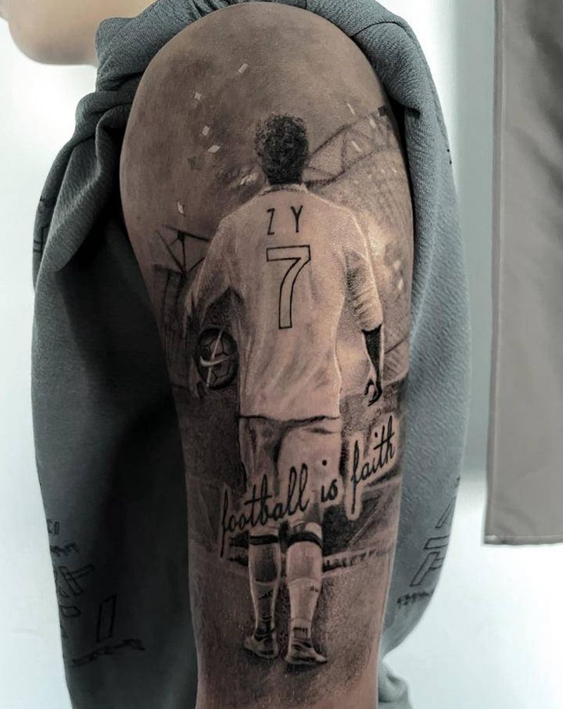 大臂足球运动员背影纹身图片_手臂腿部欧美写实Old School花臂满背足球纹身图案