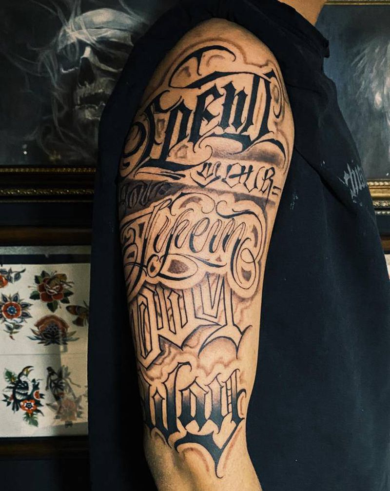 大臂花体字纹身图片_手臂花体字纹身图案