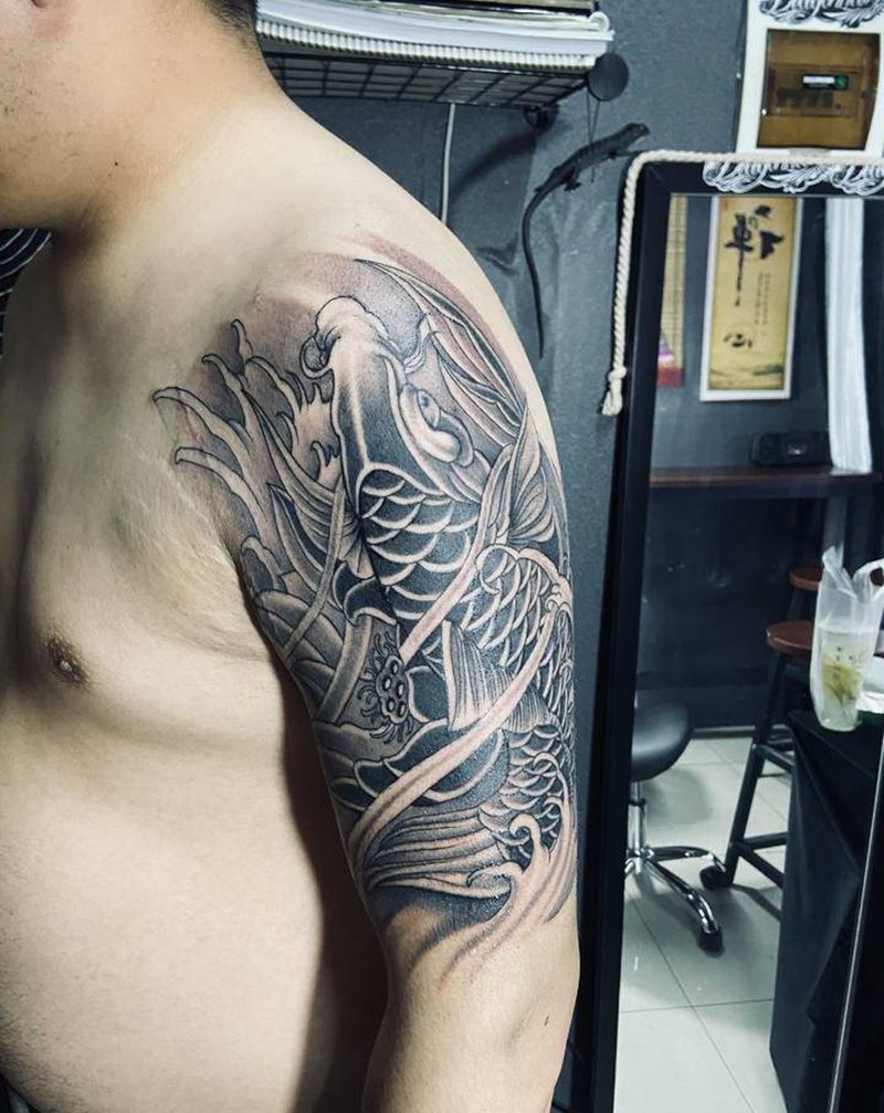 鲤鱼纹身图片_手臂肩部新传统鲤鱼大臂新传统纹身图案