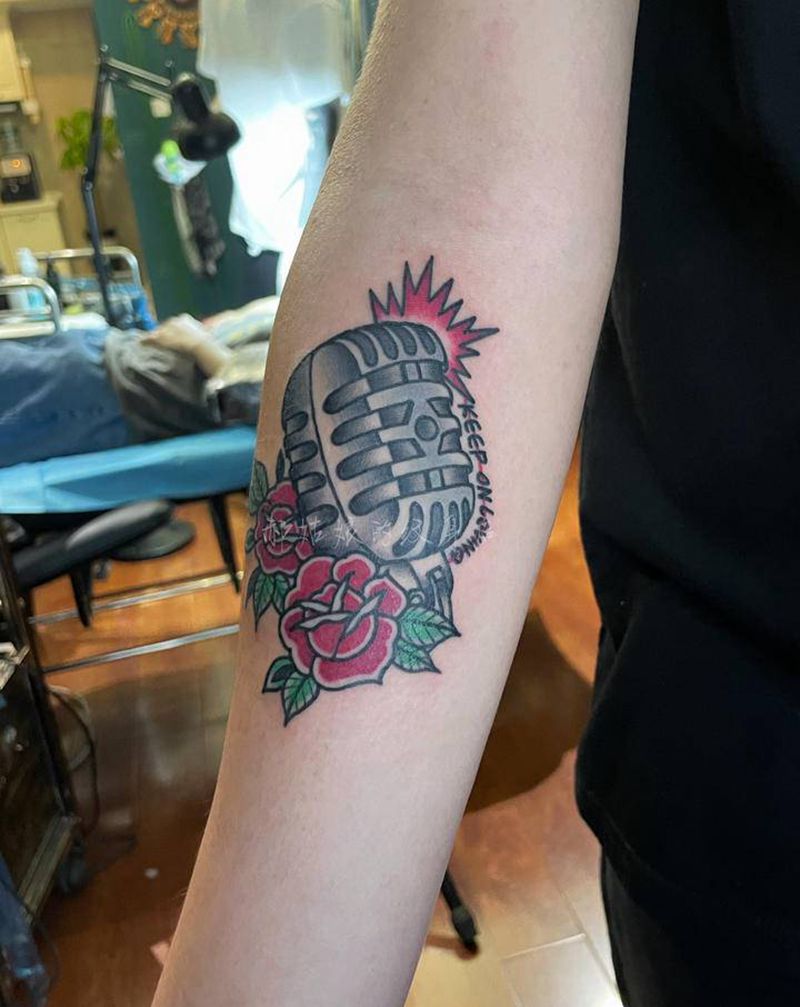 麦克风纹身图片_手臂Old School话筒纹身图案