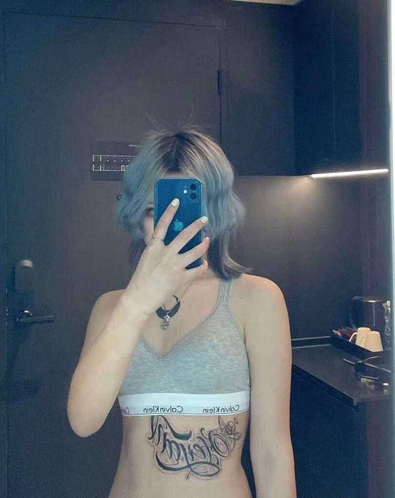 盖了个疤纹身图片_胸部花体字纹身图案