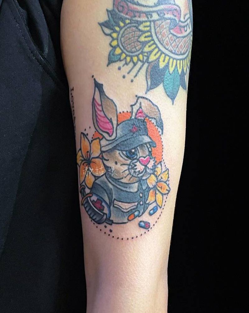 部队卫生员姥爷纹身图片_手臂Old School兔子百合花药纹身图案