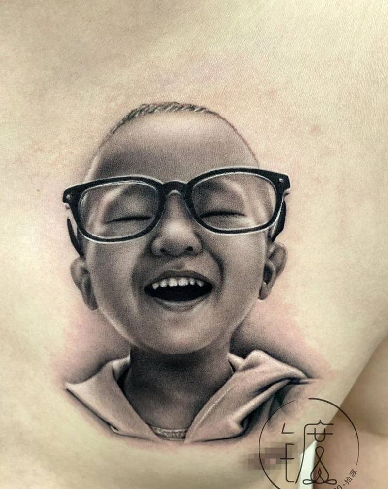 拾渡纹身图片_胸部欧美写实纹身图案