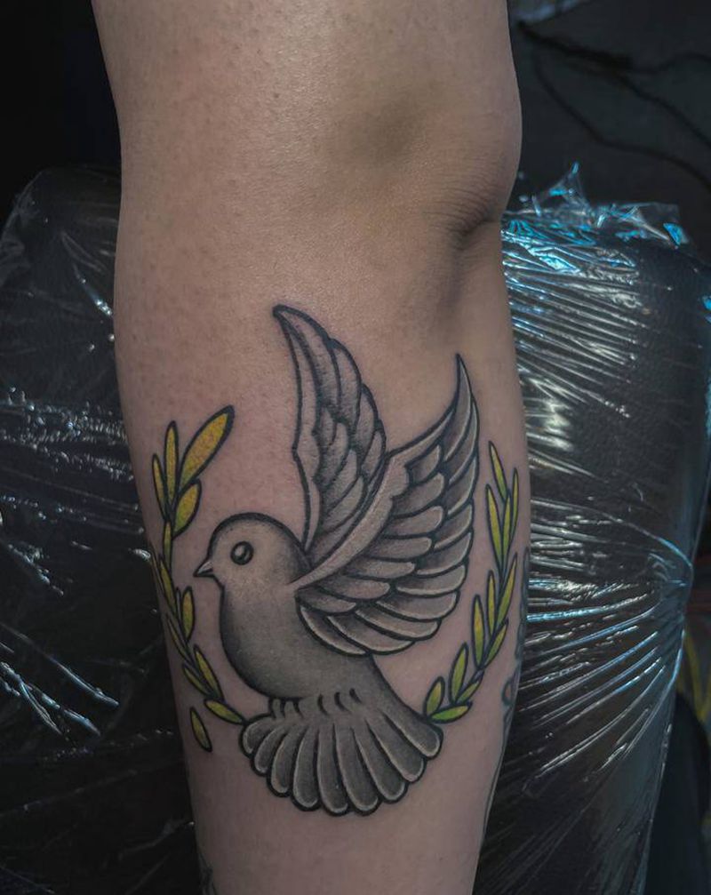 school灰鸽子纹身图片_手臂Old School鸽子鸟纹身图案