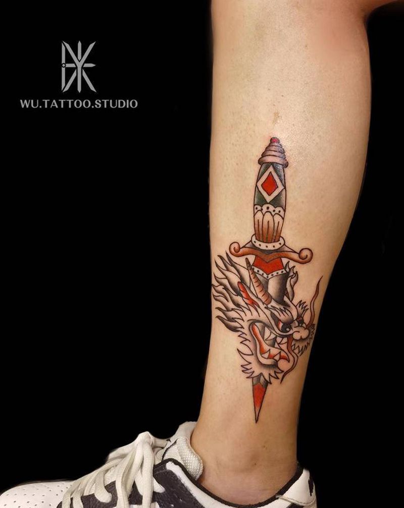 匕首纹身图片_腿部Old School匕首，龙纹身图案