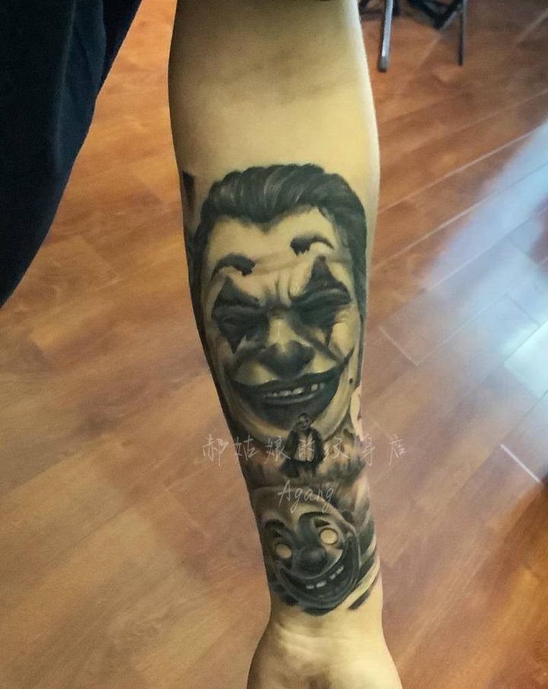 Joker纹身图片_手臂欧美写实小丑面具Joker纹身图案