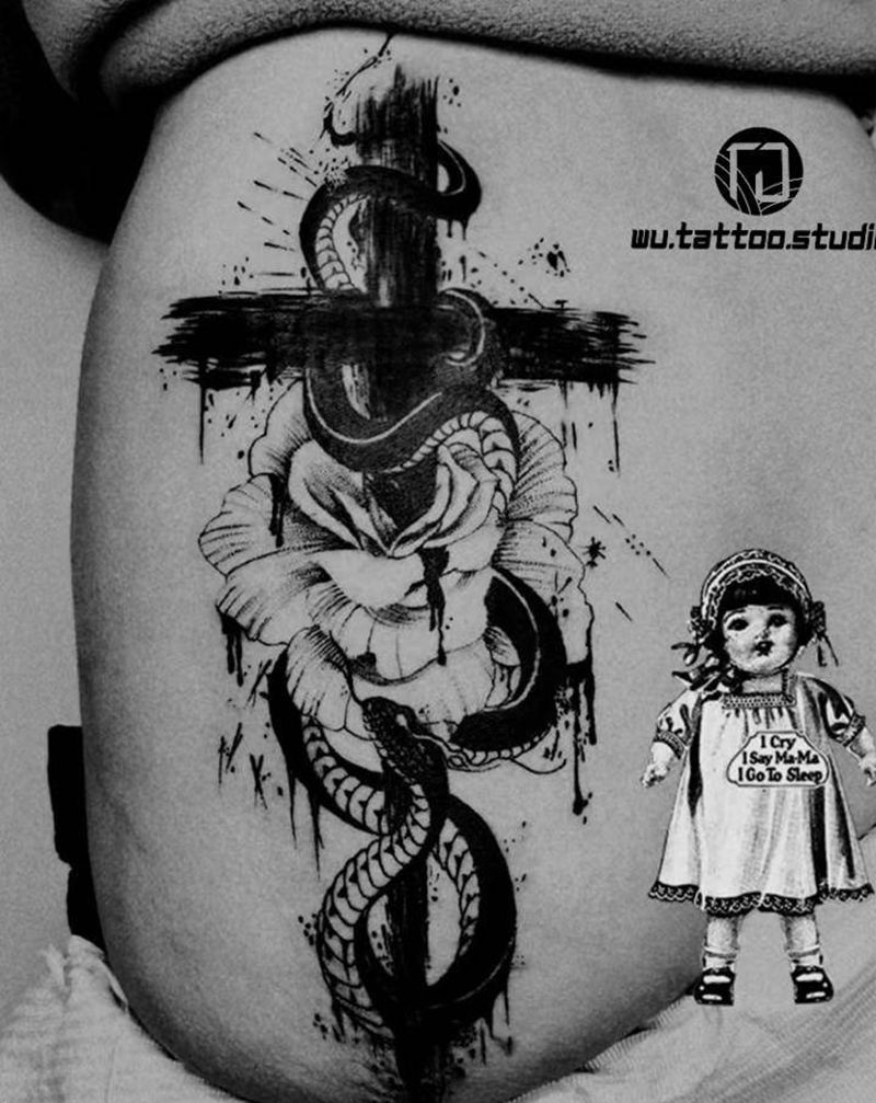 暗黑十字架蛇玫瑰遮盖纹身图片_臀部水墨十字架蛇玫瑰纹身图案