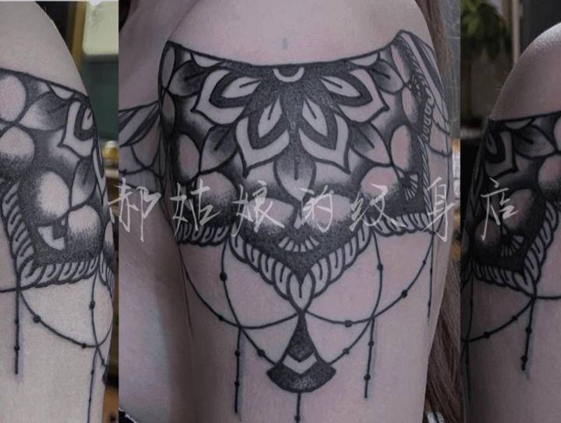 曼陀罗肩花纹身图片_肩部Old School曼陀罗叶子流苏纹身图案
