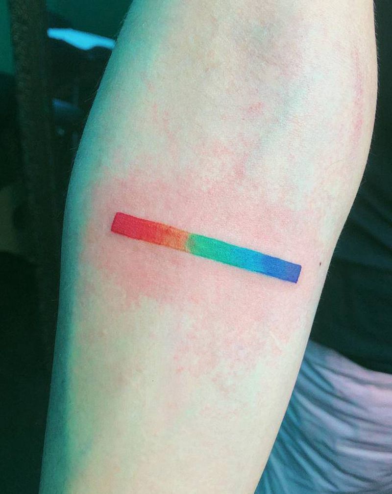 彩虹条纹身图片_手臂水彩彩虹纹身图案