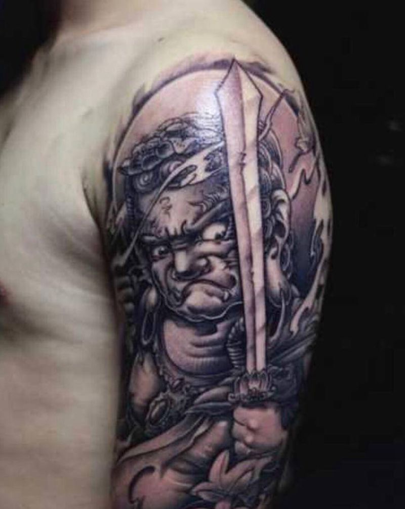 不动明王纹身图片_手臂肩部纹身图案