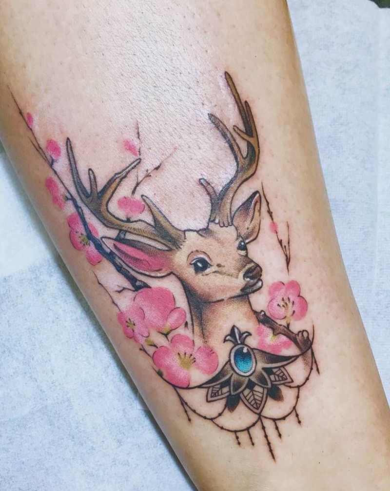 小鹿纹身图片_腿部水彩鹿梅花纹身图案