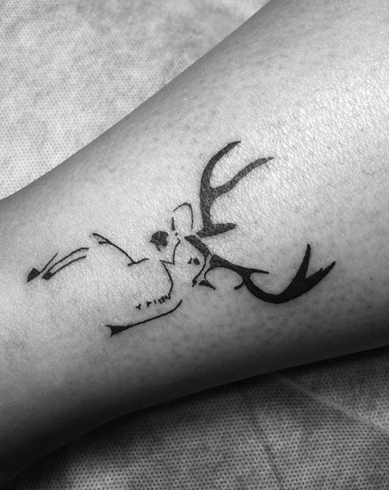 鹿纹身图片_脚部几何鹿线条纹身图案