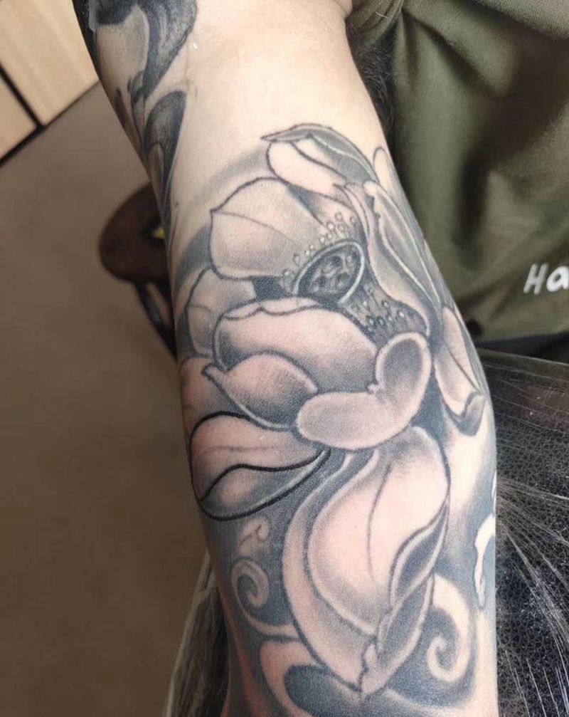 修改 添加 荷花纹身图片_手臂新传统纹身图案