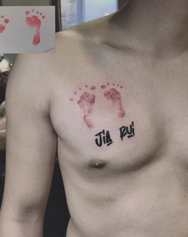 脚印纹身图片_胸部水墨家庭脚印英文纹身图案