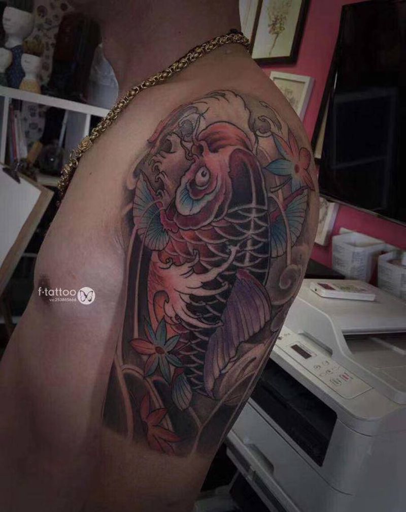 鲤鱼纹身图片_手臂老传统新传统鲤鱼纹身图案