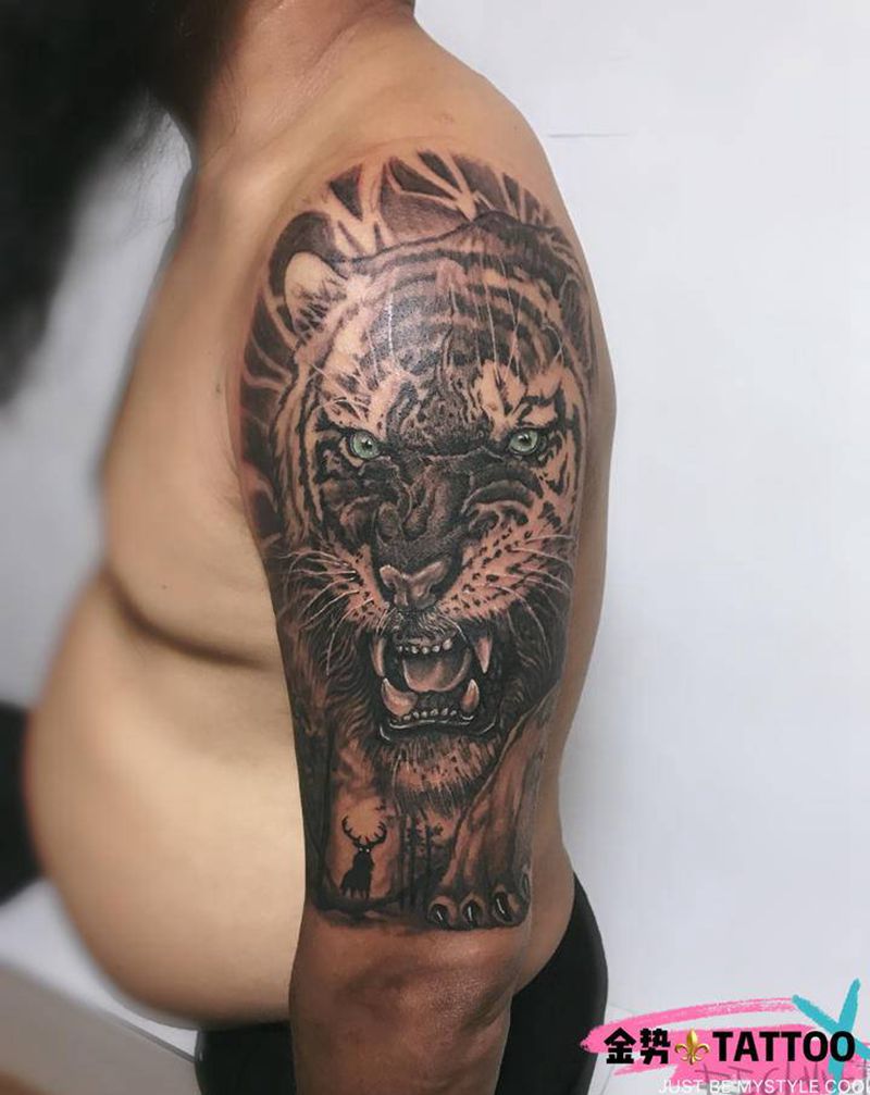 虎纹身图片_手臂肩部欧美写实纹身图案