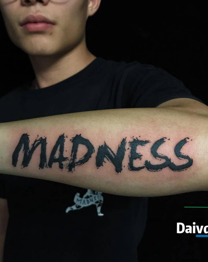 泼墨涂鸦字纹身图片_手臂水墨图腾纹身图案