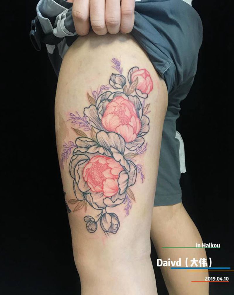 素花纹身图片_腿部臀部点刺水彩纹身图案