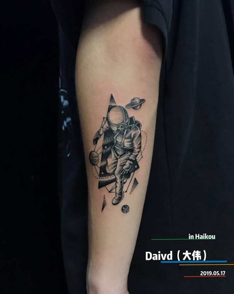 点刺宇航员纹身图片_手臂点刺几何纹身图案