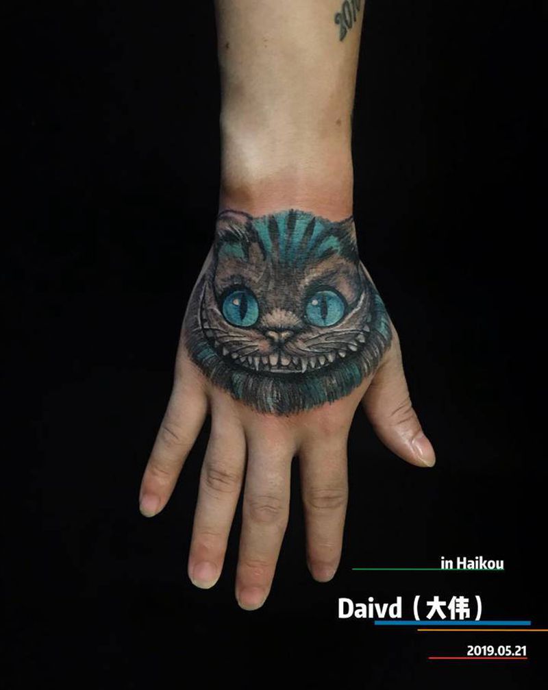 爱丽丝猫纹身图片_手部New School纹身图案