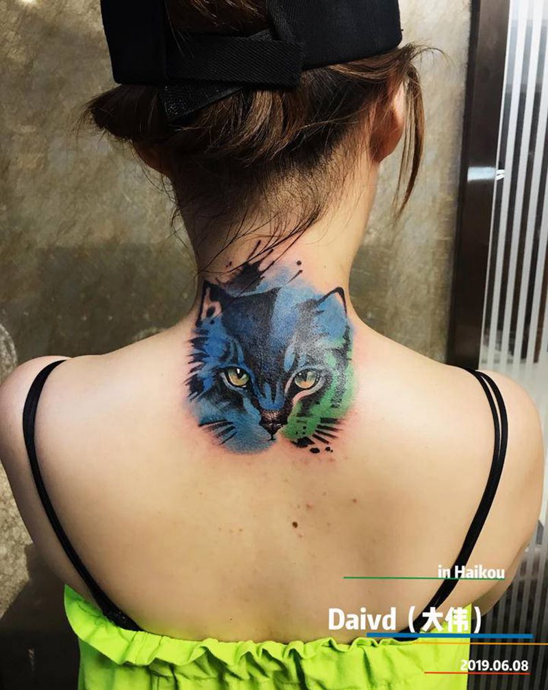 水彩猫遮盖纹身图片_颈部水彩纹身图案