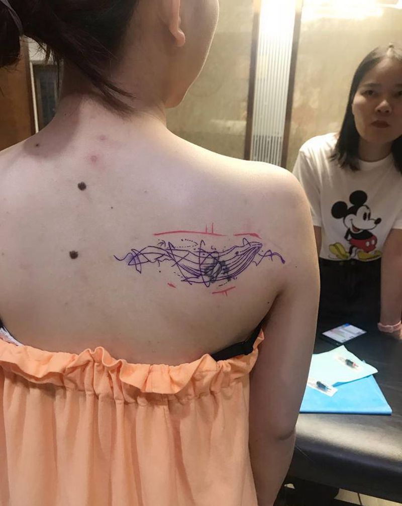 鲸鱼遮盖纹身图片_背部水墨纹身图案