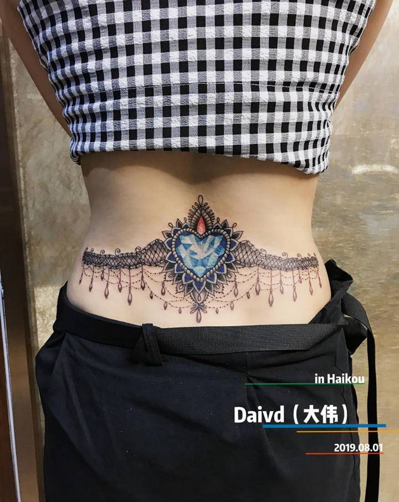 蕾丝腰花纹身图片_腰部New School点刺纹身图案