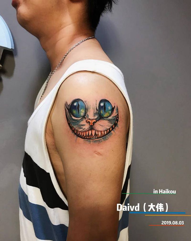 爱丽丝猫纹身图片_手臂肩部New School纹身图案