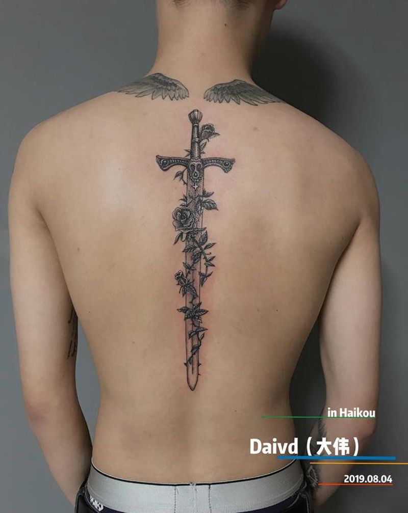 剑纹身图片_背部New School欧美写实纹身图案