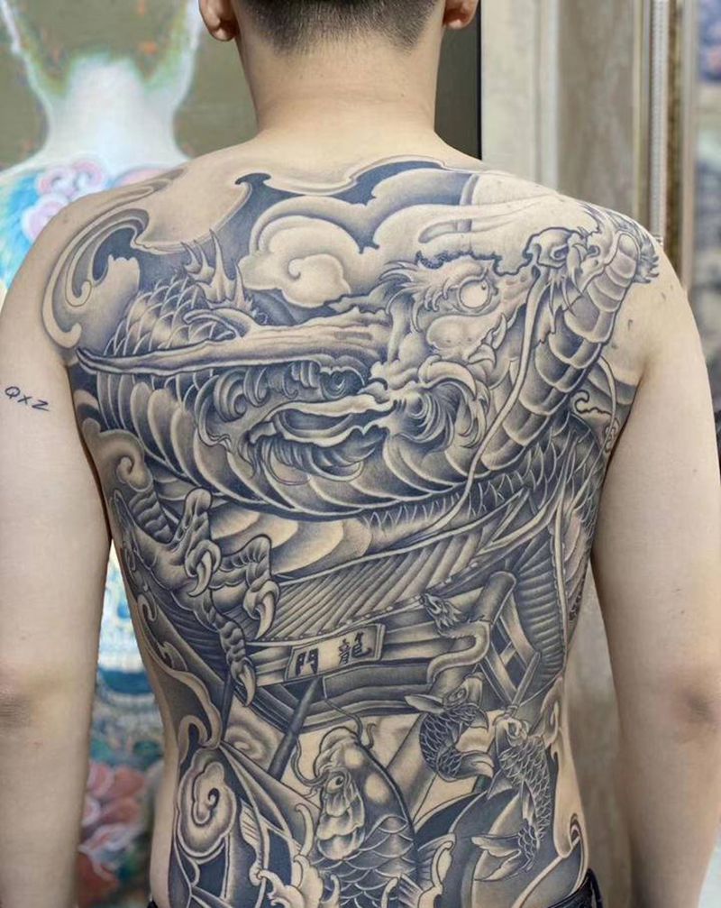 满背 苍龙 鲤鱼跃龙门纹身图片_背部新传统鱼 龙纹身图案