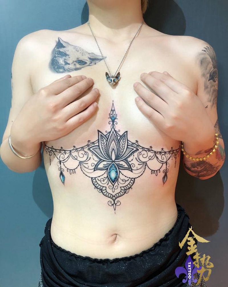 塑胸繁花纹身图片_胸部点刺几何纹身图案